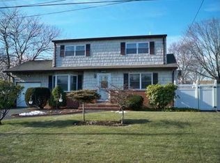 1004 Thompson Dr, Bay Shore, NY 11706