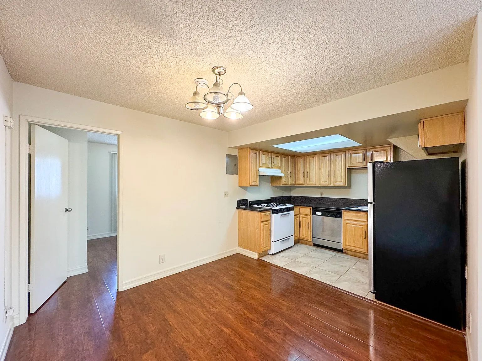 4 bed, 2.5 bath, 1300 sqft, $4,295 — Photo 4