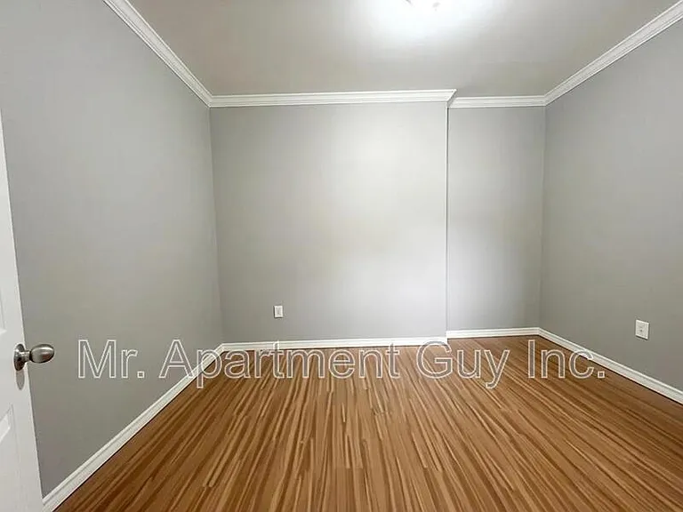 44 Victoria Ave S #105 — Photo 5