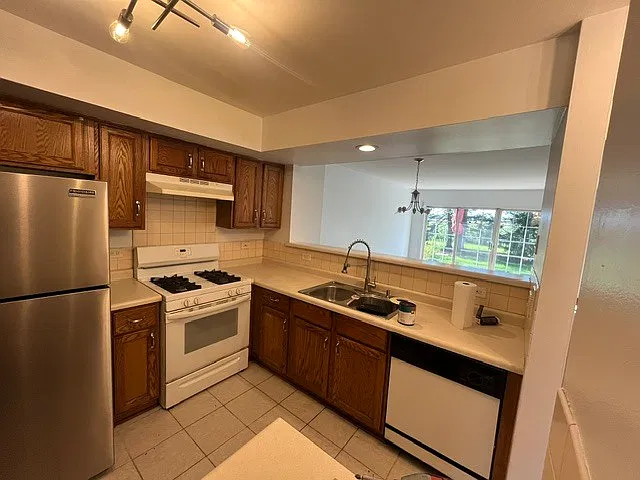 2 bed, 2.5 bath, 1400 sqft, $2,400 — Photo 4