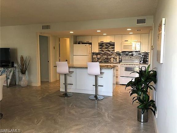 5th image of 208 Palm Dr APT 3