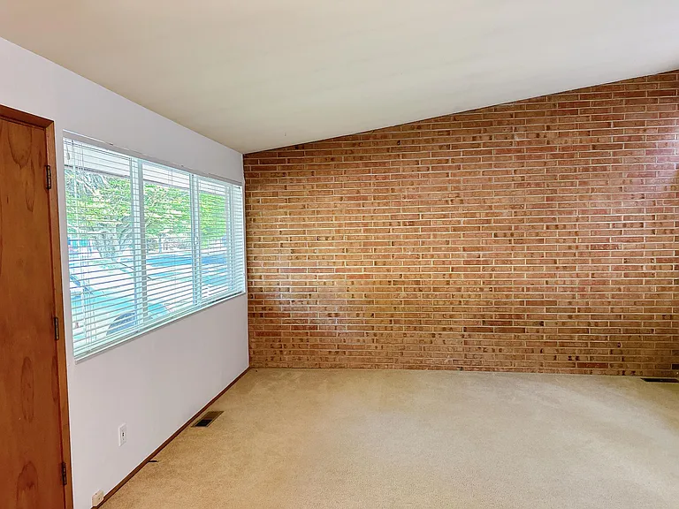 2215 Broadway St — Photo 2
