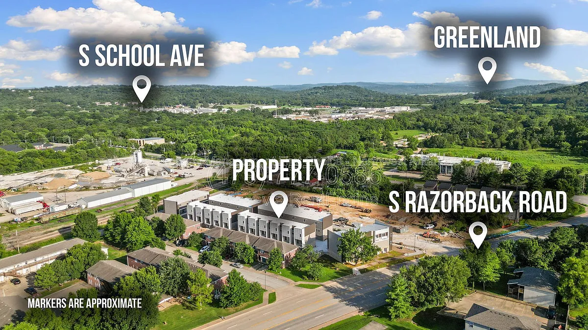 Building Photo - Razorback Row