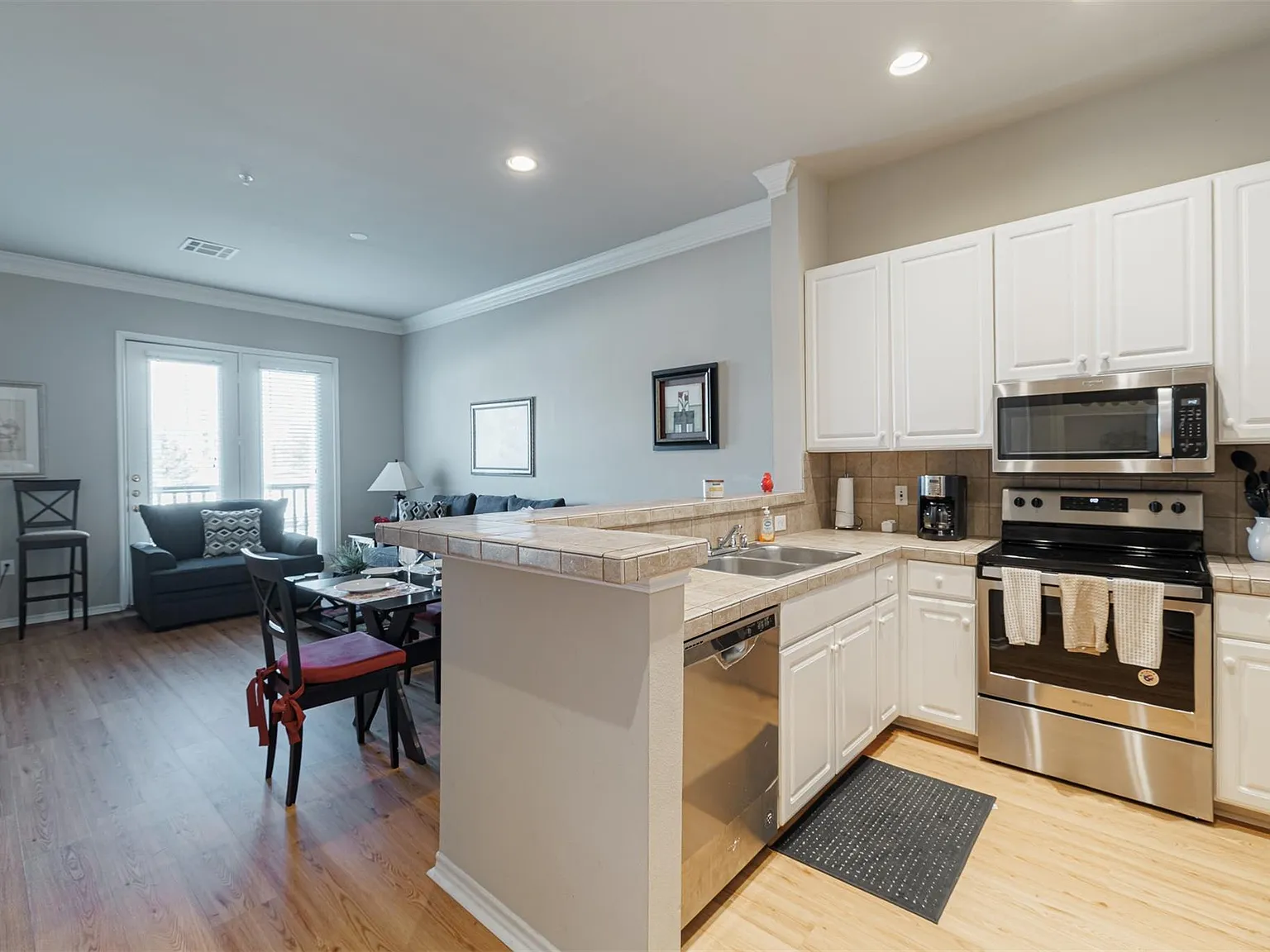 1 bed, 1.0 bath, 664 sqft, $1,900 — Photo 2