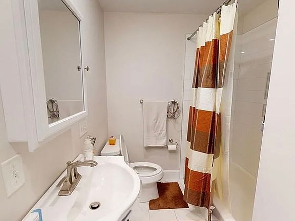 5th image of 37 Walnut Pl APT 2