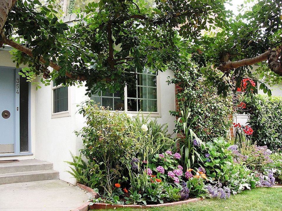 Entry to 354 Arno Way