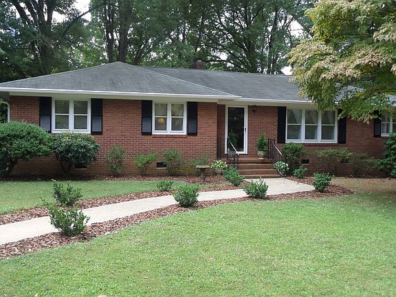 3rd image of 920 Hawthorne Ln