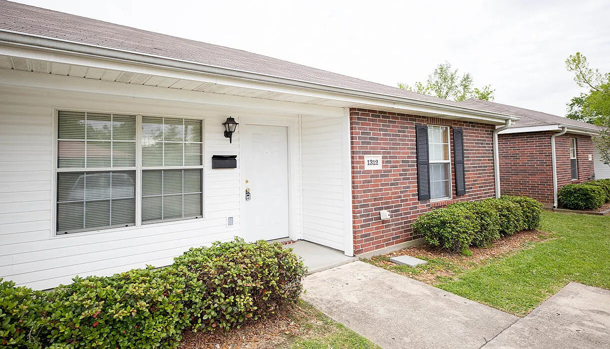 2 bed, 1.0 bath, $925 — Photo 1