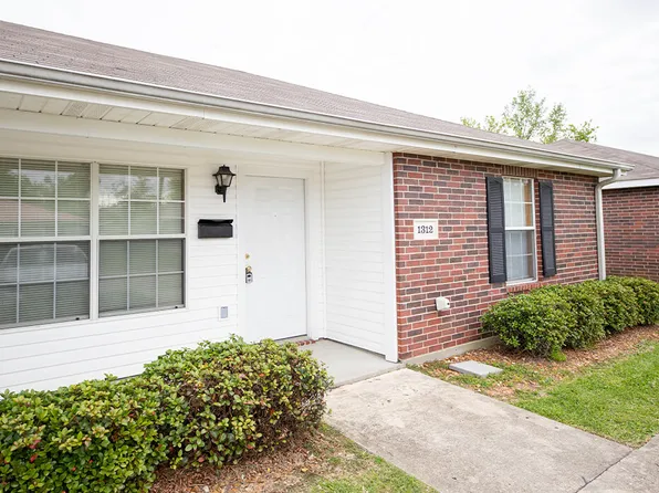 2 bed, 1.0 bath, $875, 1312 Guillory St #1312, Westlake, LA 70669
