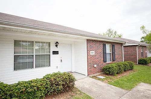 2 bed, 1.0 bath, $875 Photo 1