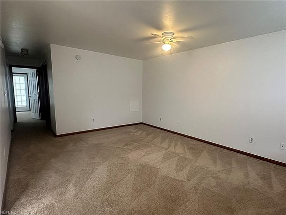 4th image of 3301 Clover Meadows Dr