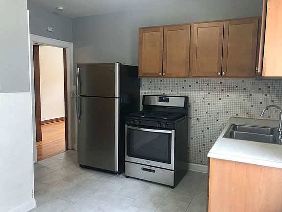 2nd image of 2302 Clarence Ave Unit 1