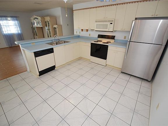 3rd image of 703 Dumas St