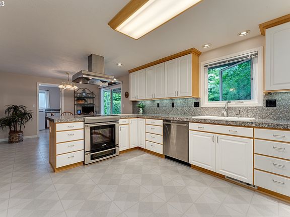 5th image of 1017 SE 102nd Ave