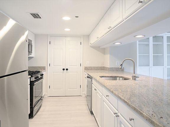 3rd image of 1276 N Wayne St APT 908