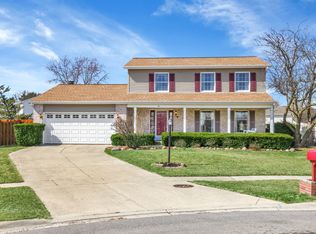 11 Canterbury Ct, Streamwood, IL