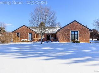 1096 Prosper Dr, Troy, MI 48098