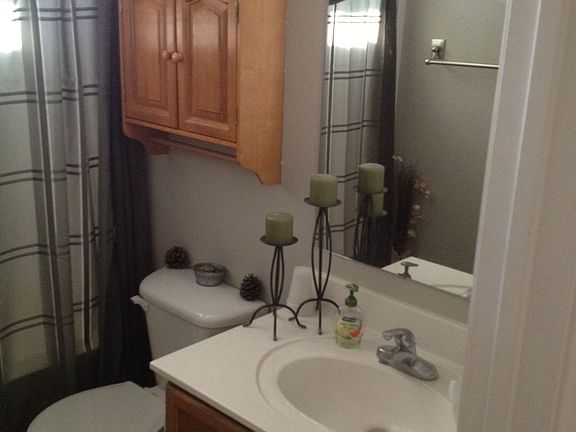 Front/Guest Bathroom w/tub