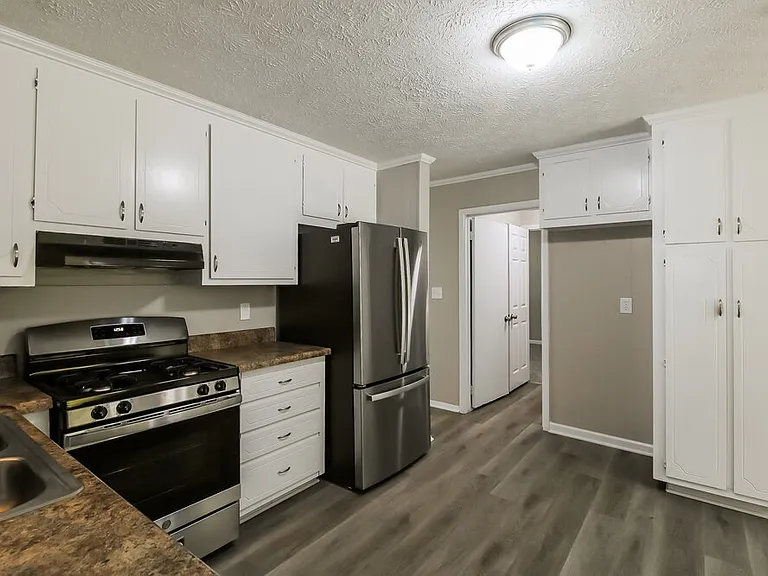 558 Wavelyn Way — Photo 8