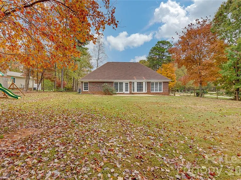 136 Trollingwood Ln — Photo 4