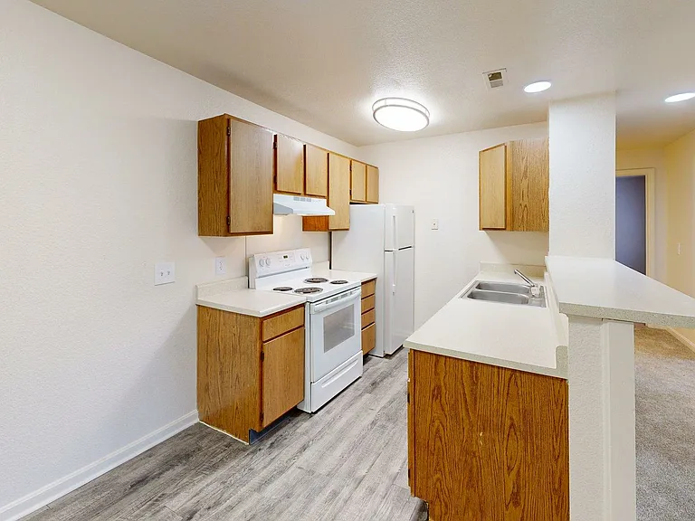 Lyons Gate Apartments — Photo 32