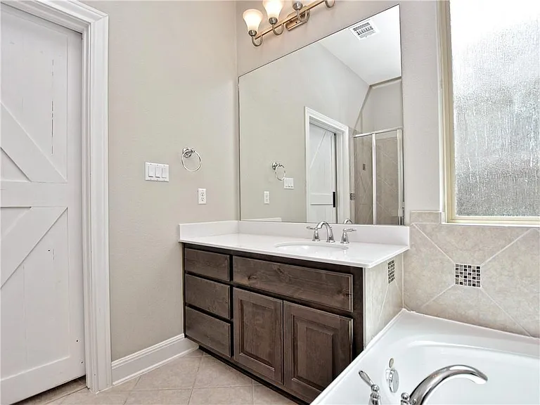 2208 Legend Hill Dr — Photo 14