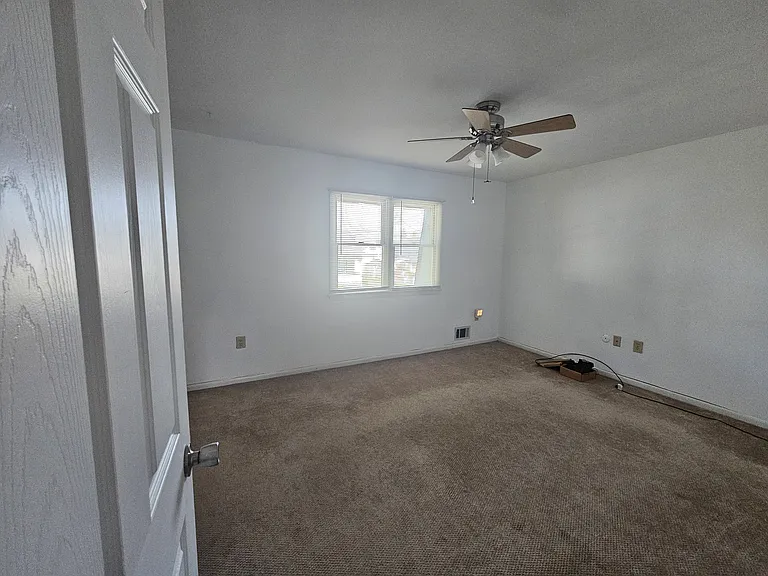 158 Marshall Ave W — Photo 12