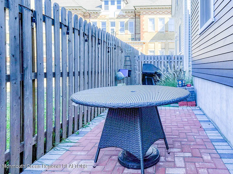 90 Lawrence Ave — Photo 30