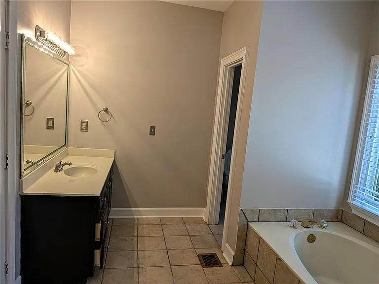 4401 Riverlake Way — Photo 23