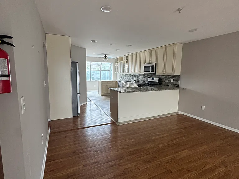 53 Dunbar Ave #3 — Photo 6