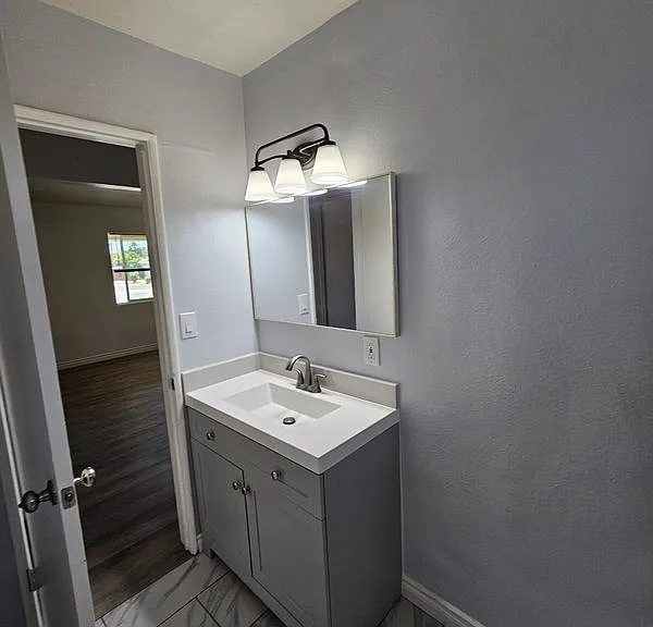 712 E Whittier Ave — Photo 7