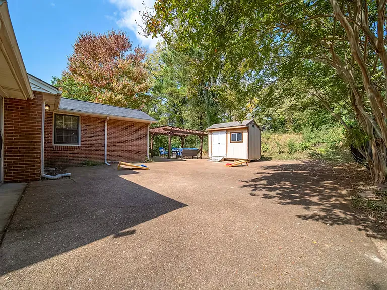 302 Lynn Dr — Photo 12