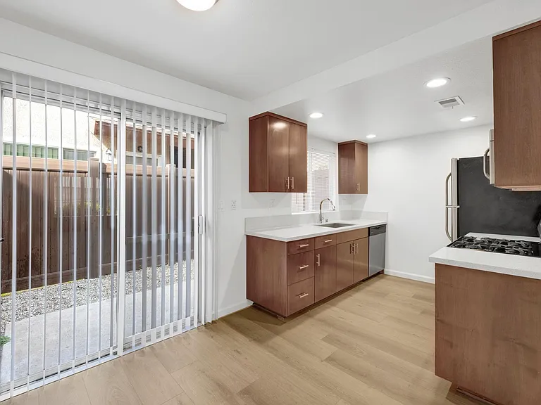 212 W Grand Ave #B — Photo 3