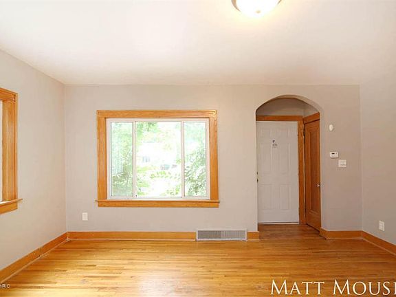 4th image of 846 Burton St SE
