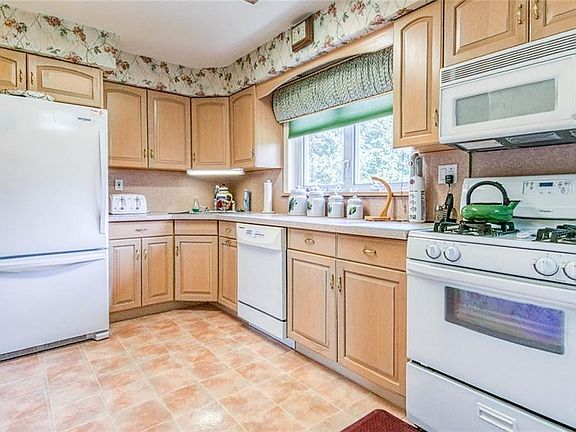 2nd image of 32 Meadowbrook Ln