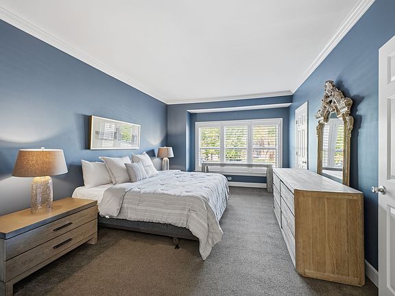 3rd image of 207 Ashlawn Ct