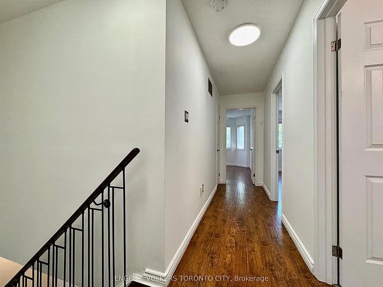 2052 Oak Bliss Cres — Photo 19