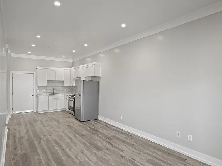 1104 Broadway Ave #7 — Photo 9