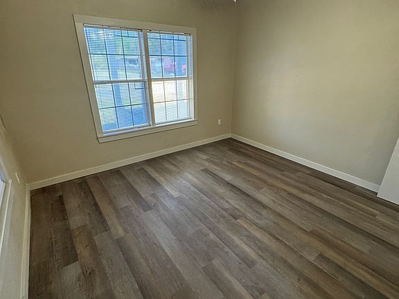5th image of 2429 Glen Ave