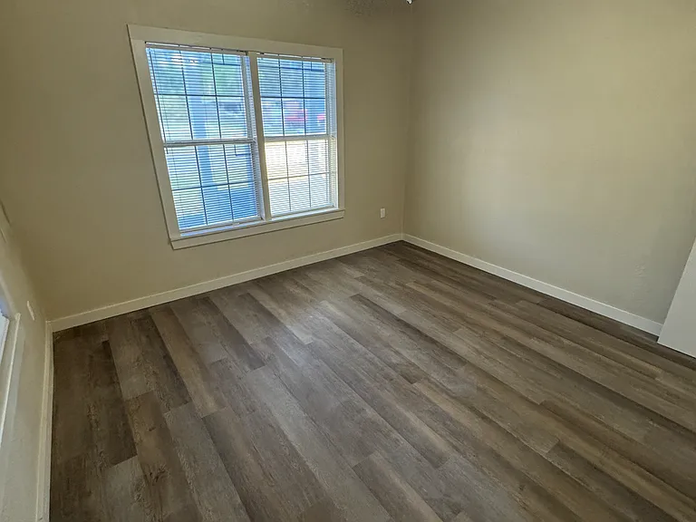 2429 Glen Ave — Photo 5