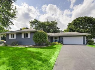 4137 James Cir, Arden Hills, MN 55112