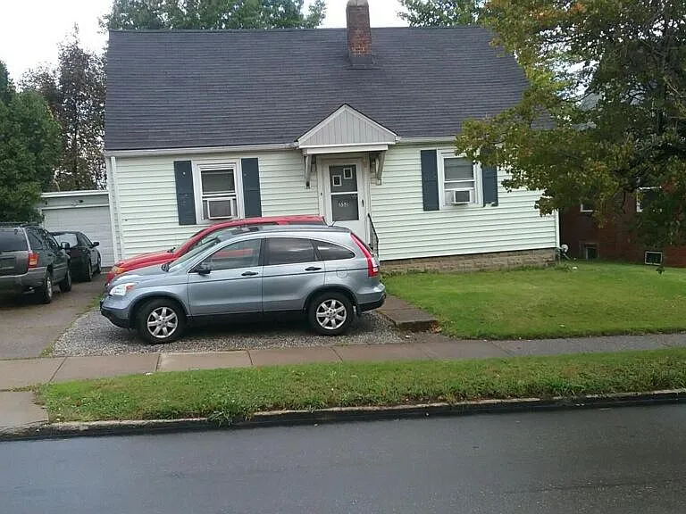 552 E 38th St — Photo 1