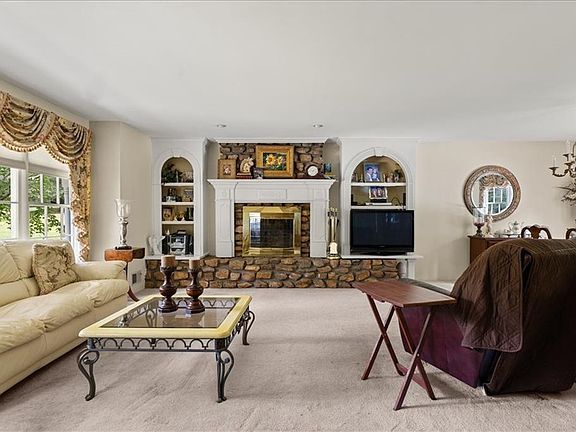 4th image of 1033 Davenport Cir