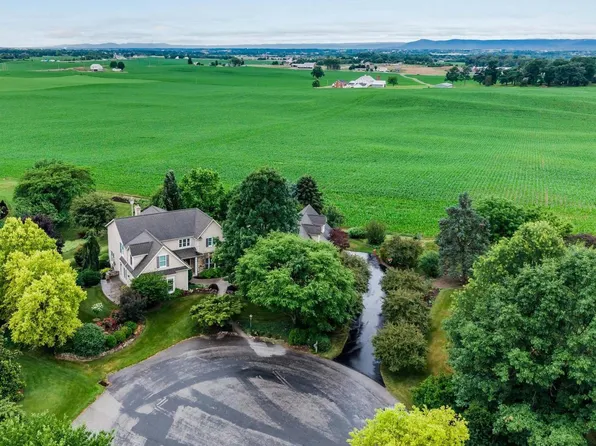 3393 Braemar Dr, Chambersburg, PA 17202
