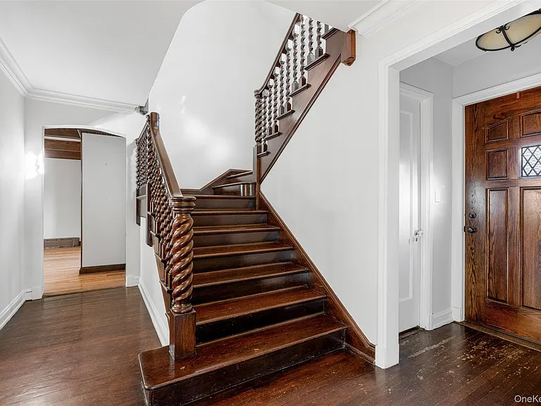 22 Verdun Ave — Photo 2