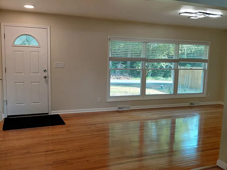 111 Randall Ave — Photo 6