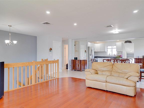 4th image of 301 Hilda St