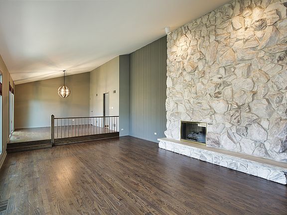 4th image of 2610 Crestwood Ln