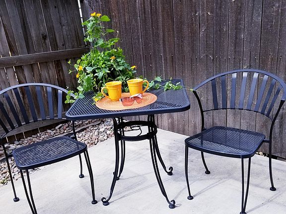 Private Back Yard Patio Great for BBQ's, growing a Container