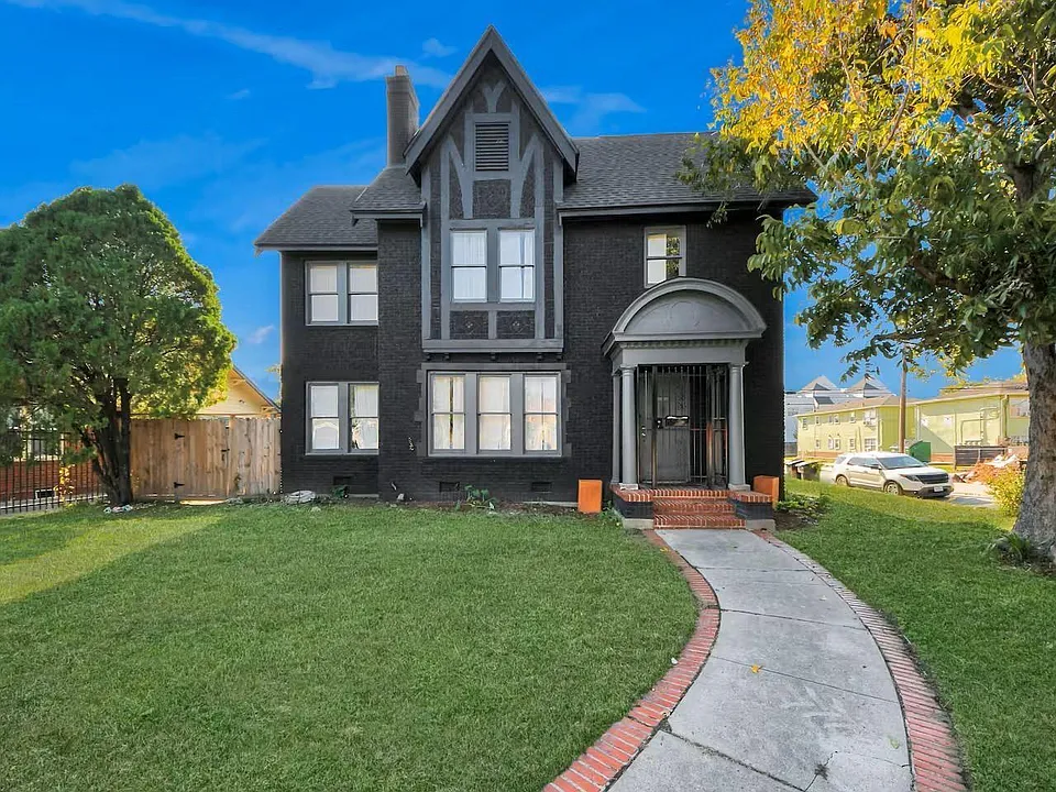 2002 Rosewood St
